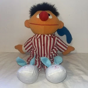 Vintage Sesamstraße Sing Sleep & Snore Ernie Plüsch-PJs & Häschen-Hausschuhe 15 Zoll MANGELHAFT - Bild 1 von 18