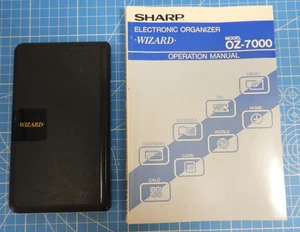 SHARP WIZARD OZ-7000 VINTAGE RECHNER/ORGANIZER mit Originalanleitung - Bild 1 von 7