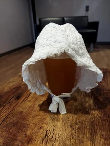 Ösenspitze weiß Baumwolle Baby Mütze Klettverschluss Kinnriemen - Bild 1 von 6