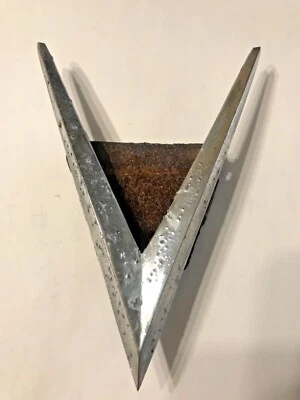 Cadillac Serie 75 1946 1949 capó de limusina emblema V Vee usado comercial Foto 1 de 4