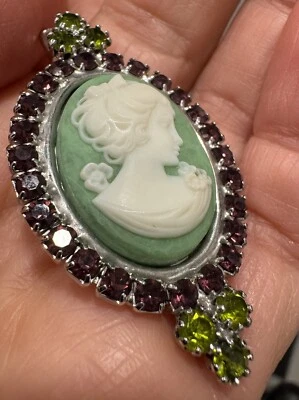 Grampo de cabelo Tarina Tarantino Barrette verde camafeu barrette roxo e verde strass - Imagem 1 de 4