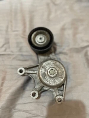 BMW 328i 2012-2016 tensor de correa con polea  Foto 1 de 2