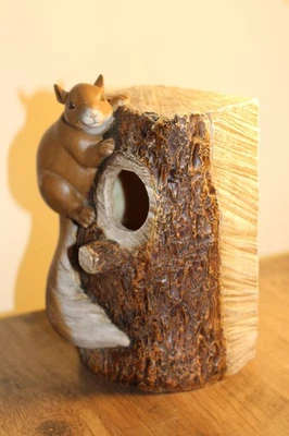 Ardilla de resina, exterior, árbol, colgante, pajarera, tronco, cabina, rústico Foto 1 de 4