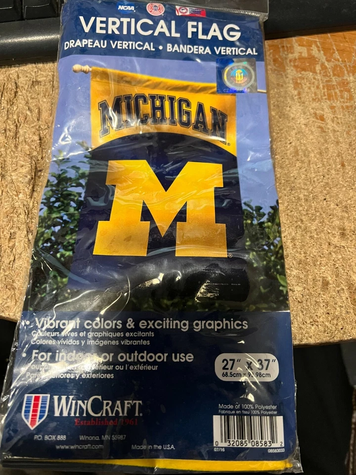 MICHIGAN WOLVERINES--------- 27" X 37" VERTICAL FLAG - Image 1 of 1
