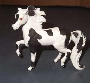 1999 BREYER REEVES MOLDING CO BLACK AND WHITE MINI HORSE MADE IN USA - Picture 1 of 5