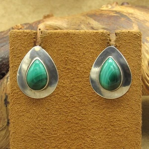 Pendientes vintage de plata de ley con poste de lágrima de malaquita - Imagen 1 de 4