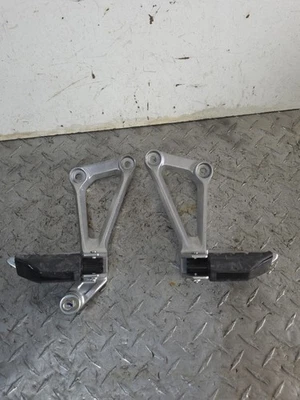 HONDA CBR 300r 2015-2022 OEM LADO IZQUIERDO Y DERECHO PASAJERO CONJUNTO ESTRIBO TRASERO Foto 1 de 4