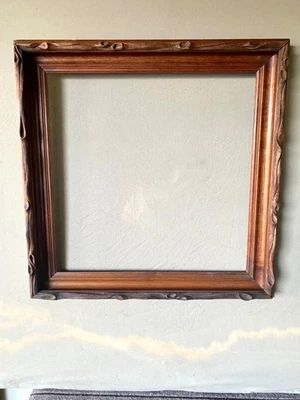 Antiguo marco grande de nogal tallado en la Selva Negra Foto 1 de 3