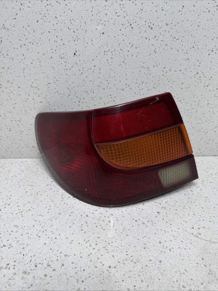 00 01 02 SATURN SL SERIES Conjunto de luces traseras izquierda sedán Foto 1 de 4