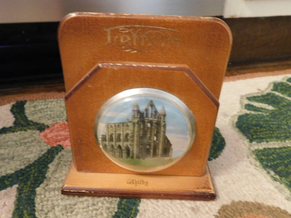 Antigo Suporte de Carta de Mesa de Madeira Feito à Mão Whitby Church foto sob plástico RARO - Imagem 1 de 4