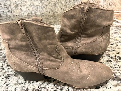 Botines para mujer Rampage Windie color topo con cremallera lateral, aspecto occidental Foto 1 de 4