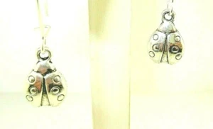 Nuevos Pendientes Colgantes Pequeños 3-D DAMA BUG Escarabajo Tono Plateado 1-1/3" Largo - Imagen 1 de 3