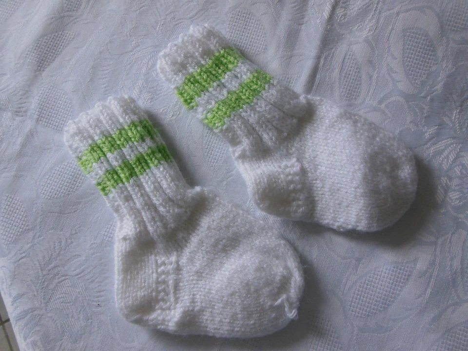 Baby Kleinkind, Socken weiß,  Handgestrickt,  Wolle, Fußlänge ungedehnt 13 cm - Bild 1 von 1