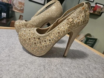 Deliciosos, talla 7, tacones dorados con pedrería, ¡estos están de moda! Foto 1 de 4