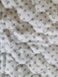 Vintage Flanell Stoff gesteppt kleine lila Rosenknospen auf weiß 40x38 Stepprose - Bild 1 von 5