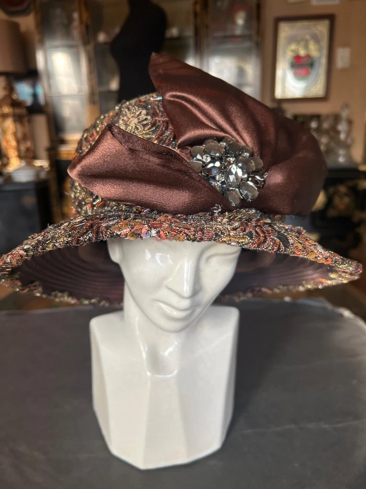 Brocado vintage Whittall & Shon com miçangas lantejoulas brocado derby chapéu arco strass broche acento - Imagem 1 de 4