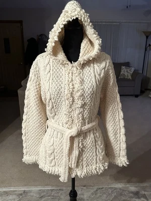 CÁRDIGAN LARGO DE LANA GRUESA CREMA ECUADOR HECHO A MANO DE COLECCIÓN CON FLECOS Y CAPUCHA ADJUNTA M Foto 1 de 4