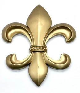 Fleur De Lis Targa Decorazione Parete Oro Metallizzato 12” x 10” Quartiere Francese Resina - Foto 1 di 5