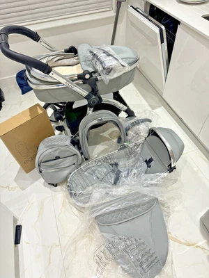 EGG 2 MONUMENT  (LIGHT GREY ) PRAM & CARRYCOT BUNDLE FULL SET. £1200 - Image 1 of 4
