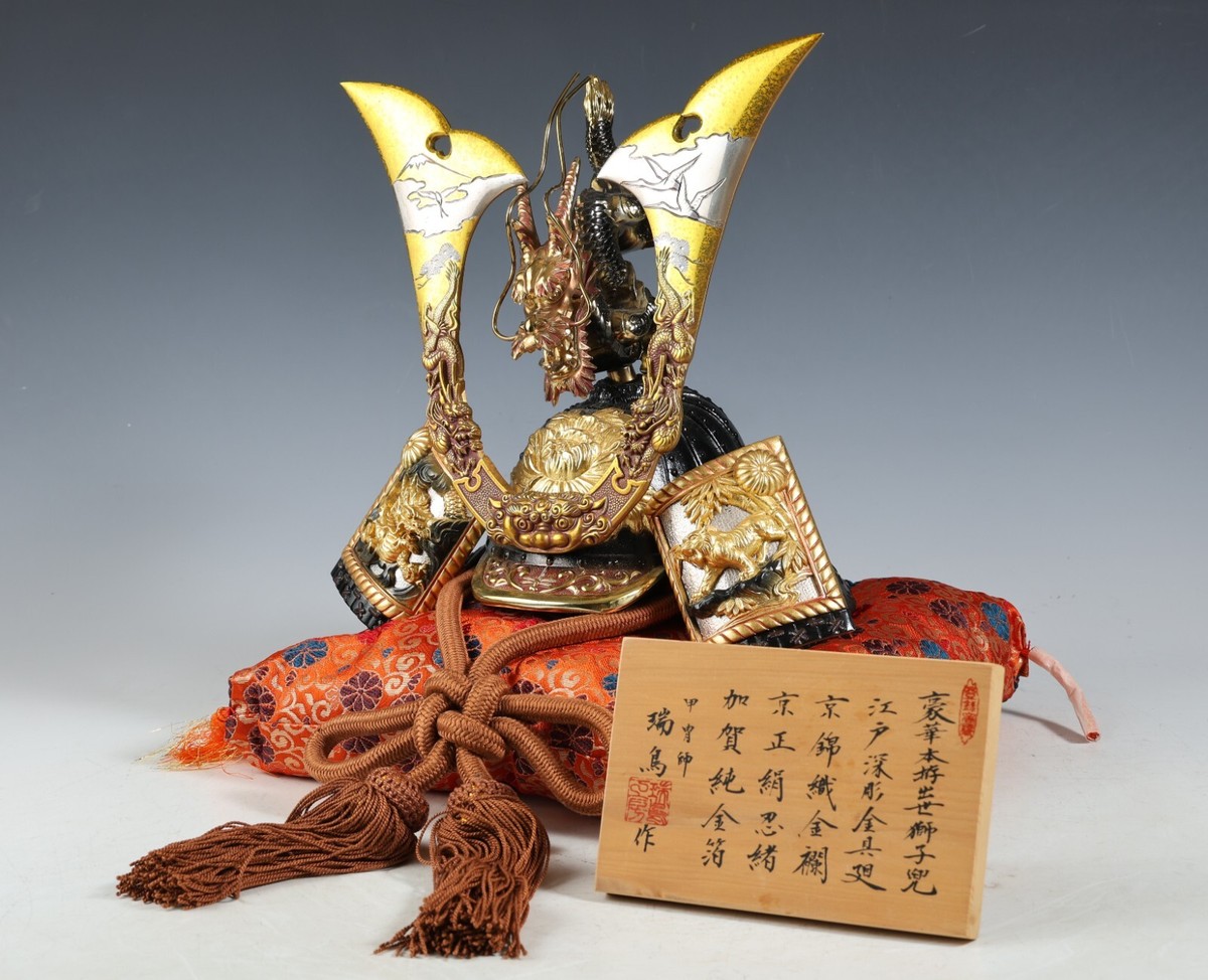 伝統的な日本の武士の甲冑 金色装飾付き 楽天市場】五月人形 久月 鎧飾り 家紋入れ 甲冑 彫金仁王大鎧 植