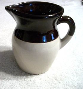 Vintage R.R.P. Co. Braun & Weiß Milchkännchen/Krug - Höhe: 4 3/4" - Breite: 3 1/2" - USA - Bild 1 von 5