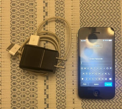 Apple iPhone 4 Negro Contraseña Bloqueada tiene cargador vendido como está Foto 1 de 4