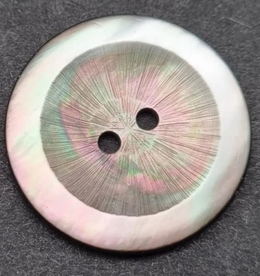 Grauer Perlmutt 2-Loch-Knopf 20-30 mm Ziseliert / Mother-of-Pearl Button MOP E88 - Bild 1 von 2