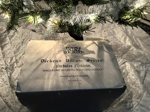 DEPT. 56 PORZELLAN DICKENS VILLAGE WACKFORD SQUEERS INTERNAT ARTIKEL 5925-0 - Bild 1 von 14