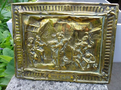 PLAQUE MURALE EN LAITON REPOUSSÉ - TOUT À LA JOIE D'APRÈS RAPHAËL - FIN XIXème - Photo 1/3