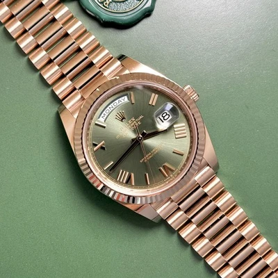 劳力士 Day-Date 40 毫米 Preisdent 橄榄绿表盘 18K 永恒金罗马数字 — 第 1/4 张图片