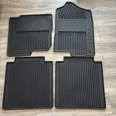 Alfombrillas de goma para todo tipo de clima Nissan Titan 2016-2024 OEM W4000 Foto 1 de 4