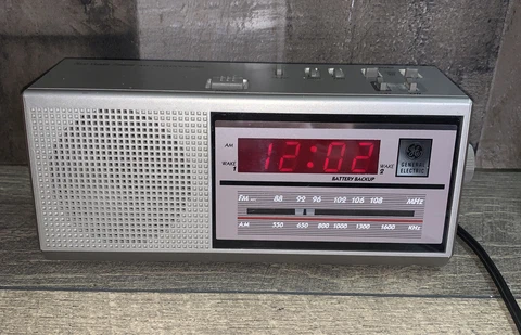 Vintage GE Two Wake Times AM FM Silver Wood Small CLOCK RADIO Model 7-4637A Cover