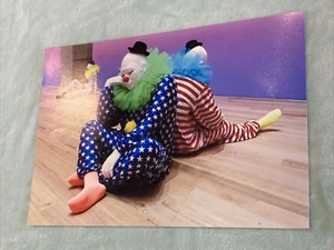Bunter Pantomime Clown im Miami Museum Foto 19" x 13" ungerahmt rot weiß - Bild 1 von 8