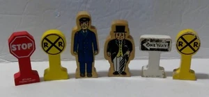 SIR TOPHAM HATT & ENGINEER Figuren SCHILDER SIGNALE Thomas Holzeisenbahn 6 Stück - Bild 1 von 5