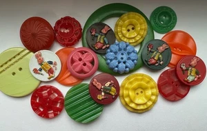 Vintage 1940'casein plastic quilting Button lot~cut outs, pierced, ruffles~#2 - Picture 1 of 7