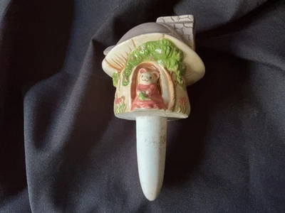 Винтажный керамический домик для полива растений с мышью - Изображение 1 из 4