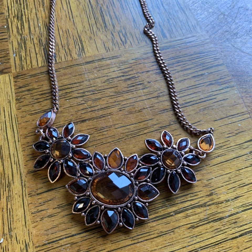 Collar llamativo de cristal marrón en forma de flor tono cobre 2028 Foto 1 de 4
