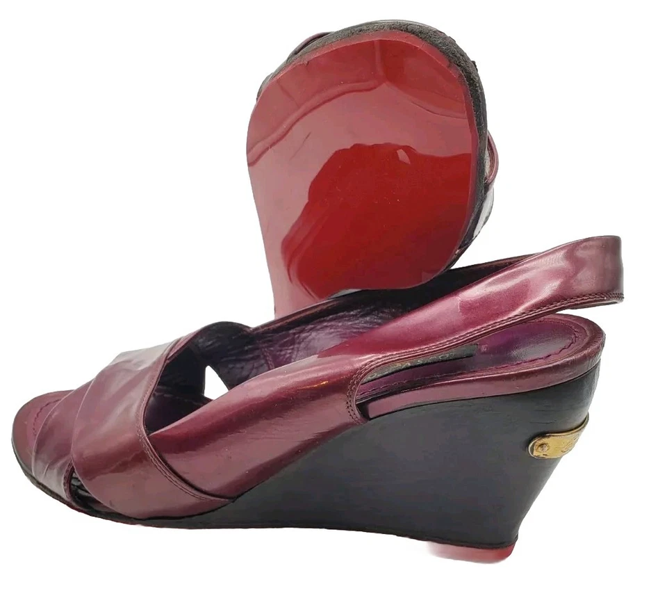 Louis Vuitton LV púrpura charol honda trasera madera tacones de cuña. Foto 1 de 4