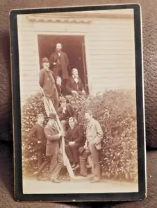 FOTOGRAFÍA DE SEPIA VICTORIANA TARDÍA/EDUARDIANA TEMPRANA DE UN GRUPO DE HOMBRES Y UNA DAMA - Imagen 1 de 3