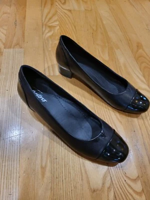 Zapato Trotters Mujer Margarita Pump, Cuero Negro/Cuero Patente Talla 8.5 M Foto 1 de 4