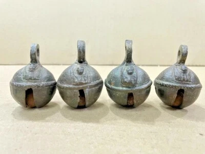ANTIGUAS CAMPANAS DE VACA REDONDAS VINTAGE HECHAS A MANO DE LATÓN HINDÚ DIOS RELIGIOSO GRABADO 4 PIEZAS Foto 1 de 4