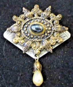 VINTAGE viktorianischer Stil geschichtete Metalle Brosche Anstecknadel mit Onyx Cabochon & Kunstperlen - Bild 1 von 5
