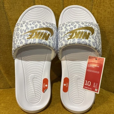 Nuevas sandalias Nike Victori One estampadas blancas/doradas/grises para mujer - talla 10 Foto 1 de 4