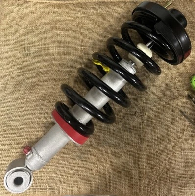 Puntal rápido Rancho RS999926 QuickLIFT para Ford Expedition 2007-2012 gris negro Foto 1 de 4