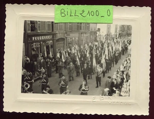 photo Girardot. Vesoul Haute-Saône .1950 défilé F.D.A.C. les Drapeaux des A.C. - Bild 1 von 2
