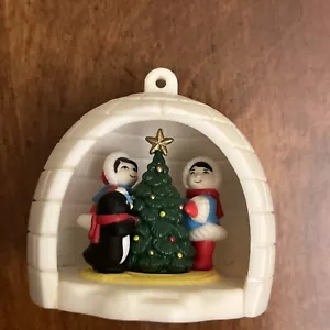Vintage Avon inverno divertente pinguino igloo ornamento albero di Natale 1983 kitsch kitsch - Foto 1 di 6