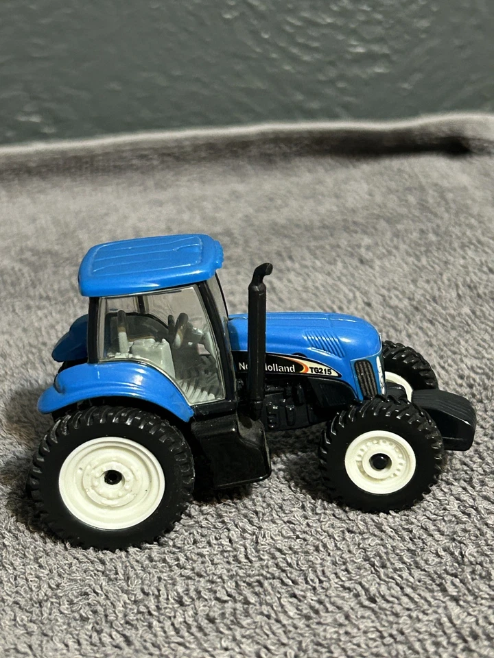 New Holland TG215 FWA Tractor, 1/64 scale by ERTL, Farm Toys - Image 1 of 4