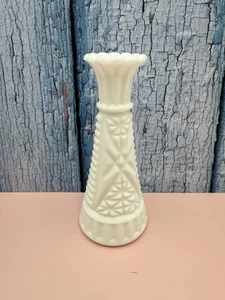 Vintage Small White Milk Glass Bud Vase- 6" Classic Diamond Starburst Scalloped - Bild 1 von 3