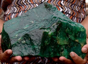 Piedra preciosa suelta esmeralda verde natural certificada 30665 quilates tierra áspera sin cortar extraída - Imagen 1 de 13