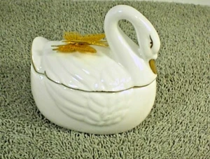 VINTAGE LEFTON BONE CHINA SWAN WHITE TRINKET BOX GOLD BUTTERFLY TRIM 1987 05986 - Picture 1 of 7